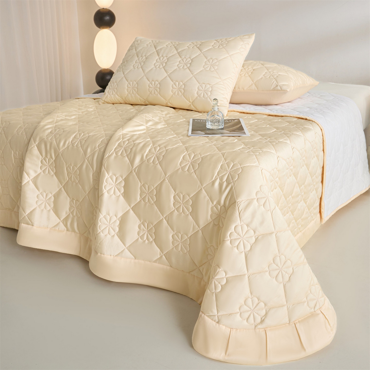 91家纺网 家纺一手货源 找家纺 DC 2026新款莱赛尔天丝夹棉花朵绗缝单品床盖 杏白