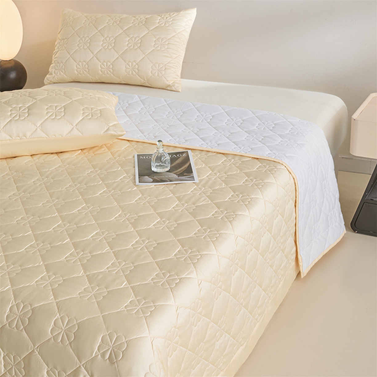 91家纺网 家纺一手货源 找家纺 DC 2026新款莱赛尔天丝夹棉花朵绗缝单品床盖 杏白