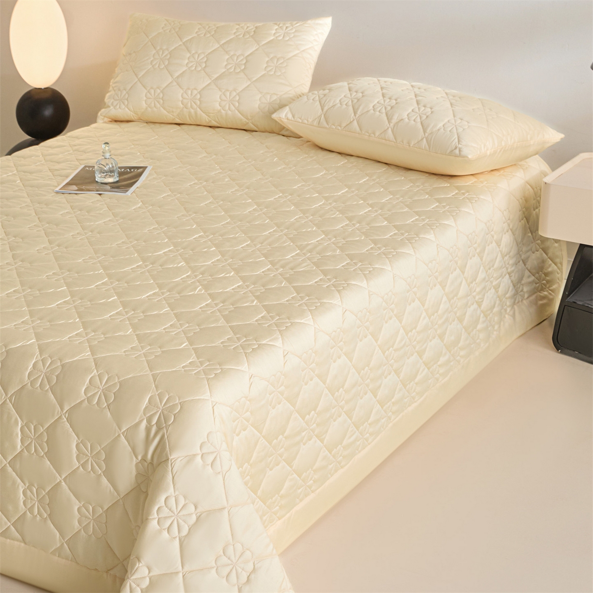 91家纺网 家纺一手货源 找家纺 DC 2026新款莱赛尔天丝夹棉花朵绗缝单品床盖 杏白