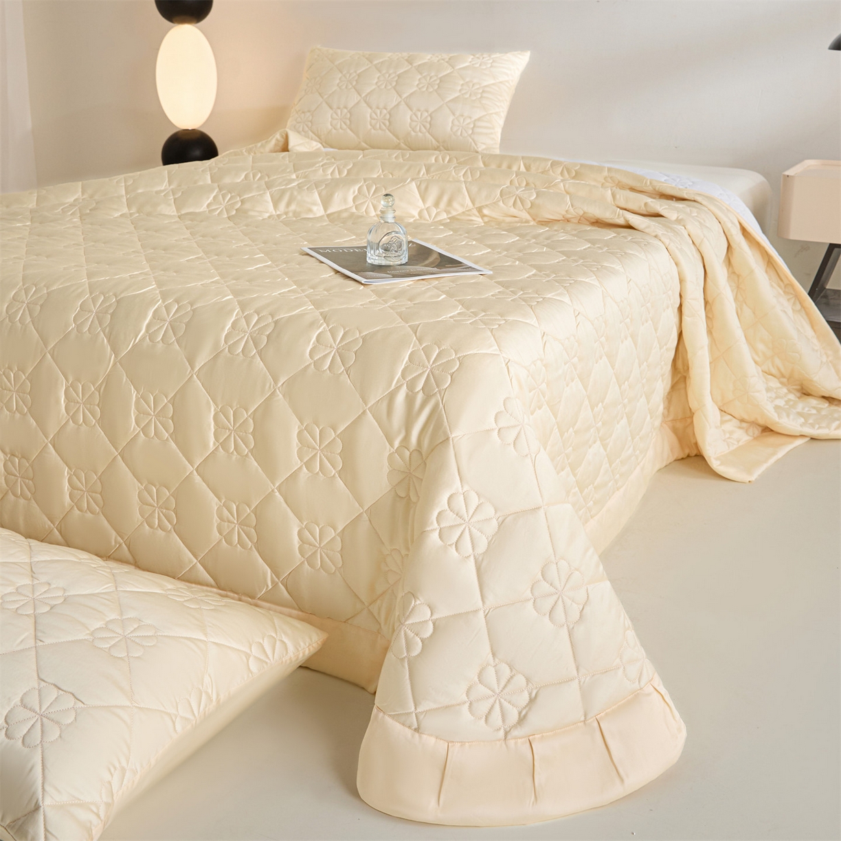 91家纺网 家纺一手货源 找家纺 DC 2026新款莱赛尔天丝夹棉花朵绗缝单品床盖 杏白