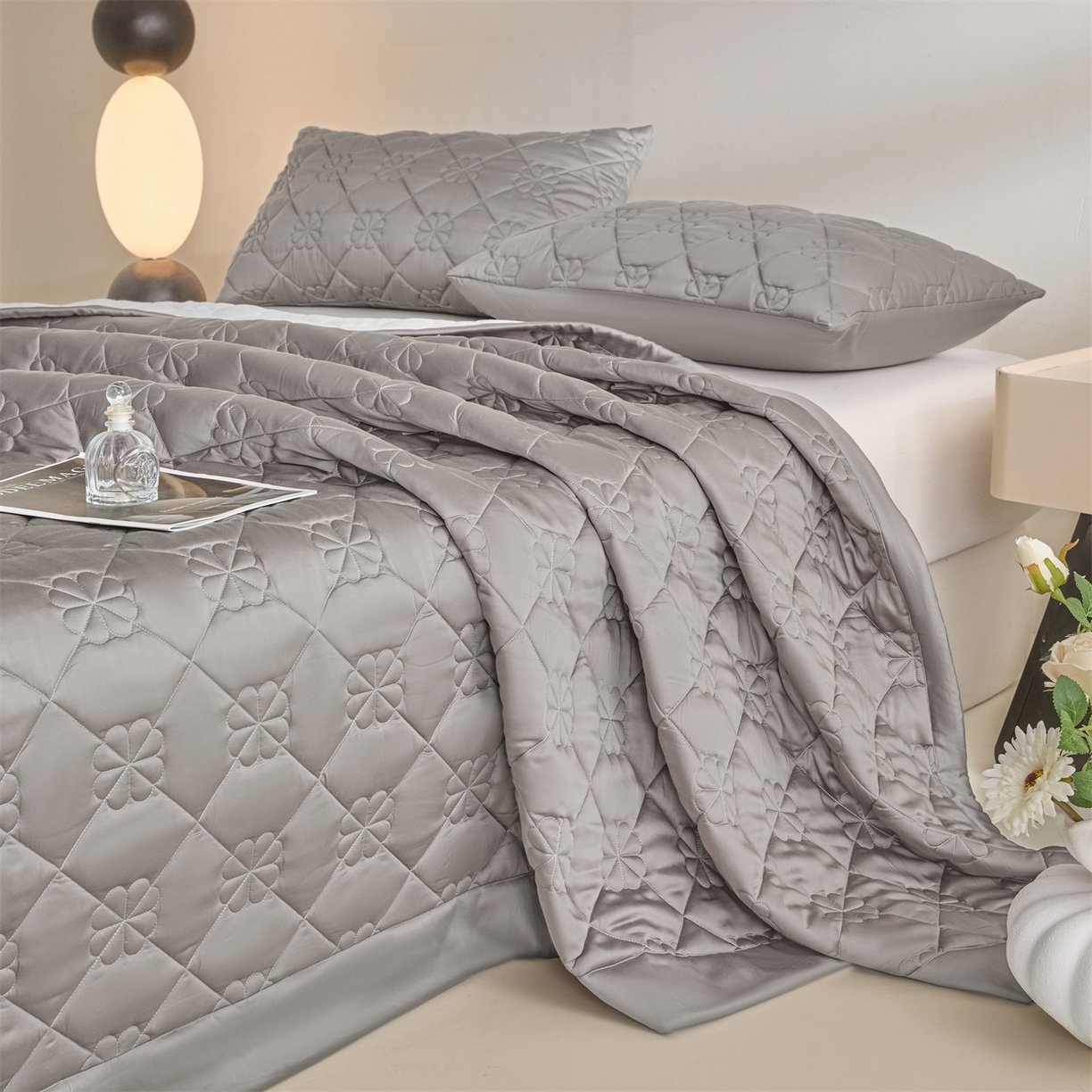 91家纺网 家纺一手货源 找家纺 DC 2026新款莱赛尔天丝夹棉花朵绗缝单品床盖 经典灰