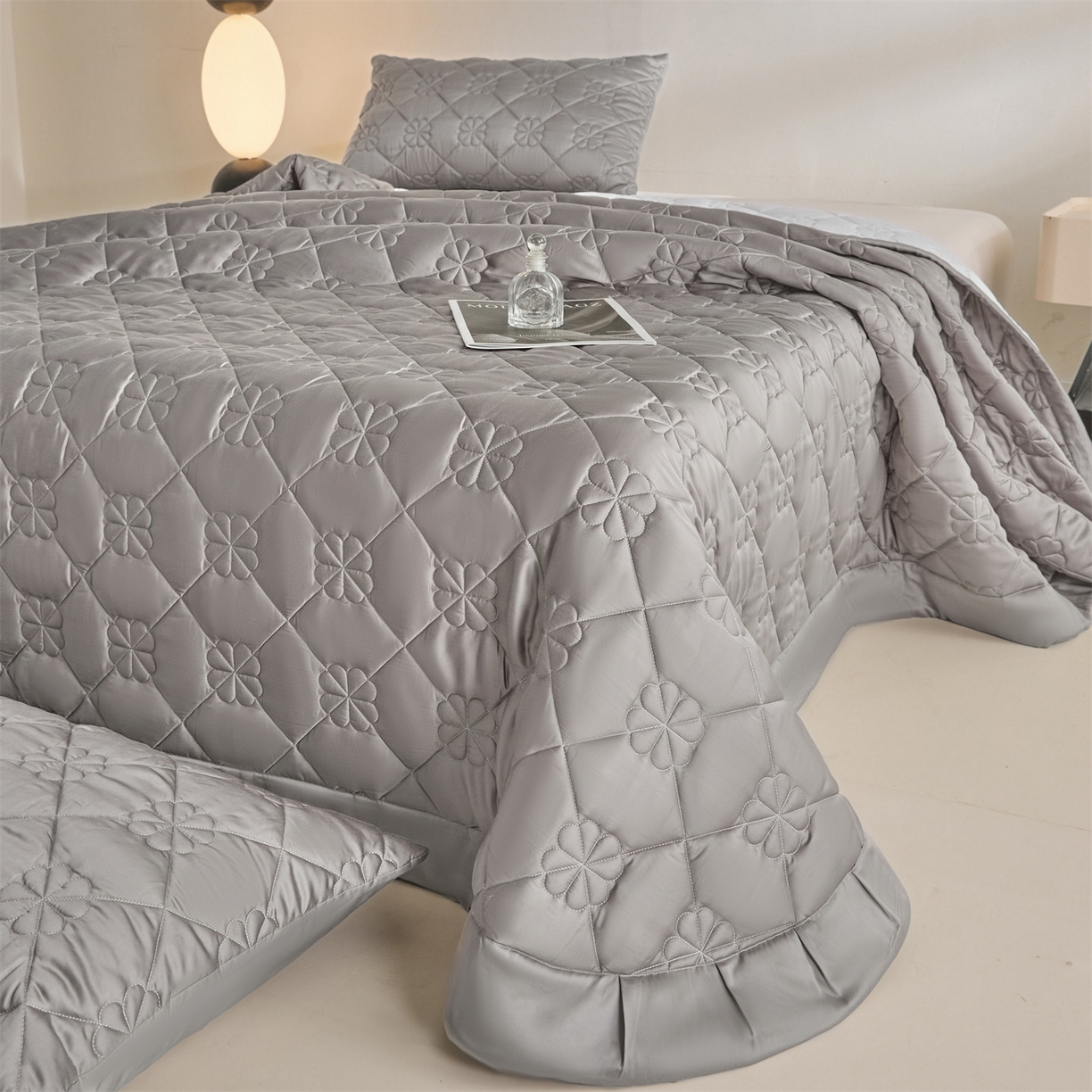 91家纺网 家纺一手货源 找家纺 DC 2026新款莱赛尔天丝夹棉花朵绗缝单品床盖 经典灰