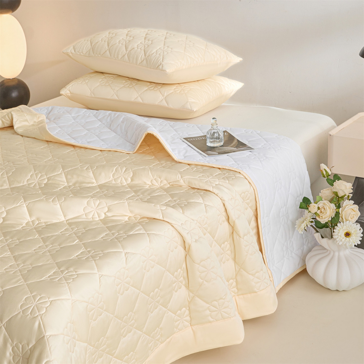 91家纺网 家纺一手货源 找家纺 DC 2026新款莱赛尔天丝夹棉花朵绗缝单品床盖 杏白