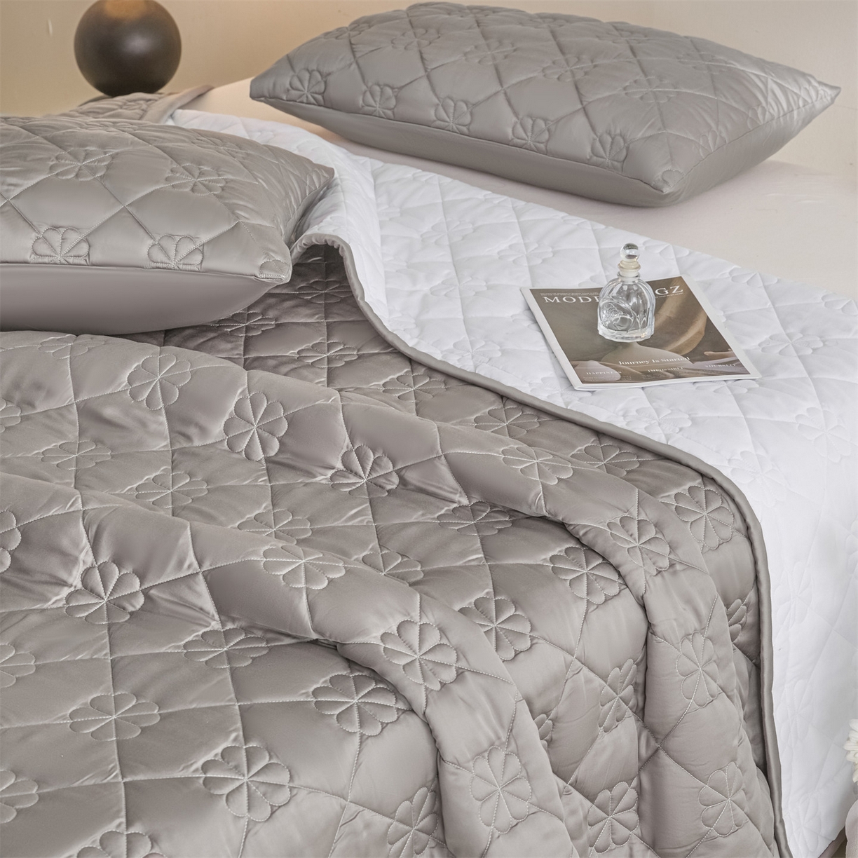 91家纺网 家纺一手货源 找家纺 DC 2026新款莱赛尔天丝夹棉花朵绗缝单品床盖 经典灰