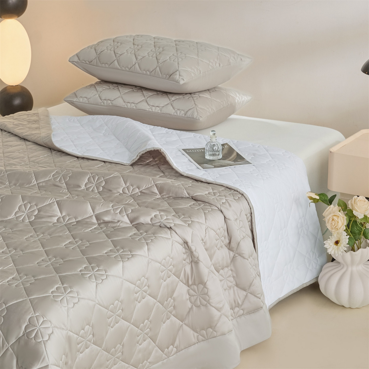 91家纺网 家纺一手货源 找家纺 DC 2026新款莱赛尔天丝夹棉花朵绗缝单品床盖 椰子灰