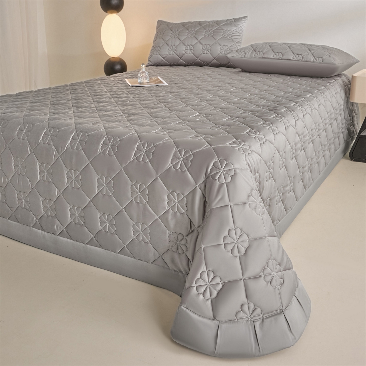 91家纺网 家纺一手货源 找家纺 DC 2026新款莱赛尔天丝夹棉花朵绗缝单品床盖 经典灰