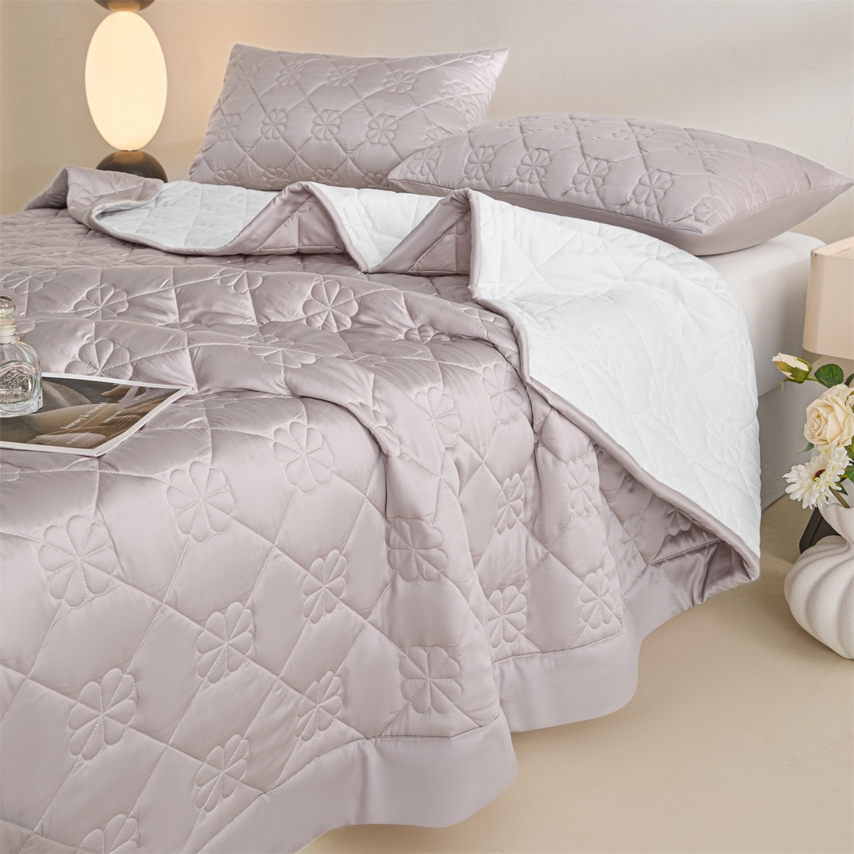 91家纺网 家纺一手货源 找家纺 DC 2026新款莱赛尔天丝夹棉花朵绗缝单品床盖 水雾紫