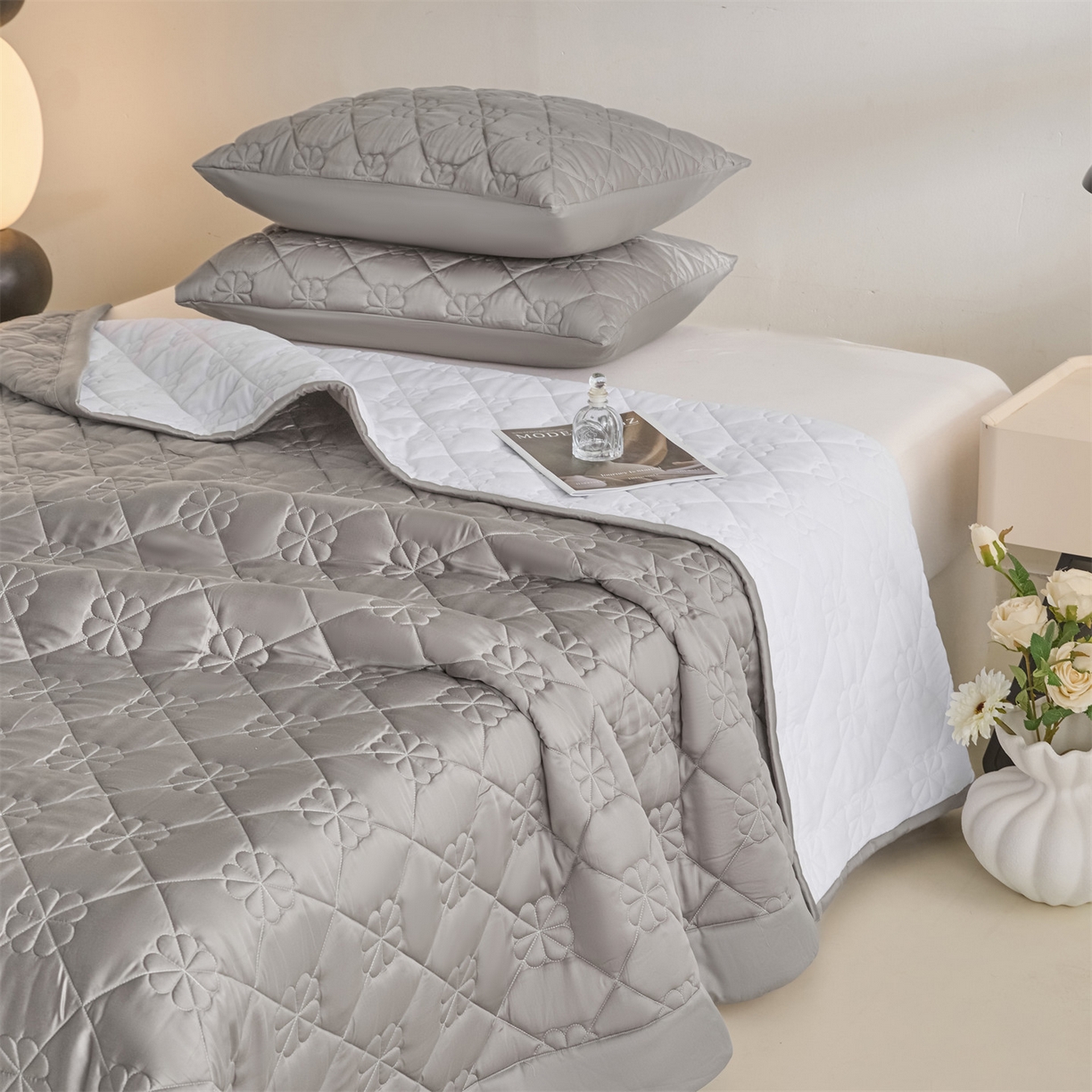 91家纺网 家纺一手货源 找家纺 DC 2026新款莱赛尔天丝夹棉花朵绗缝单品床盖 经典灰