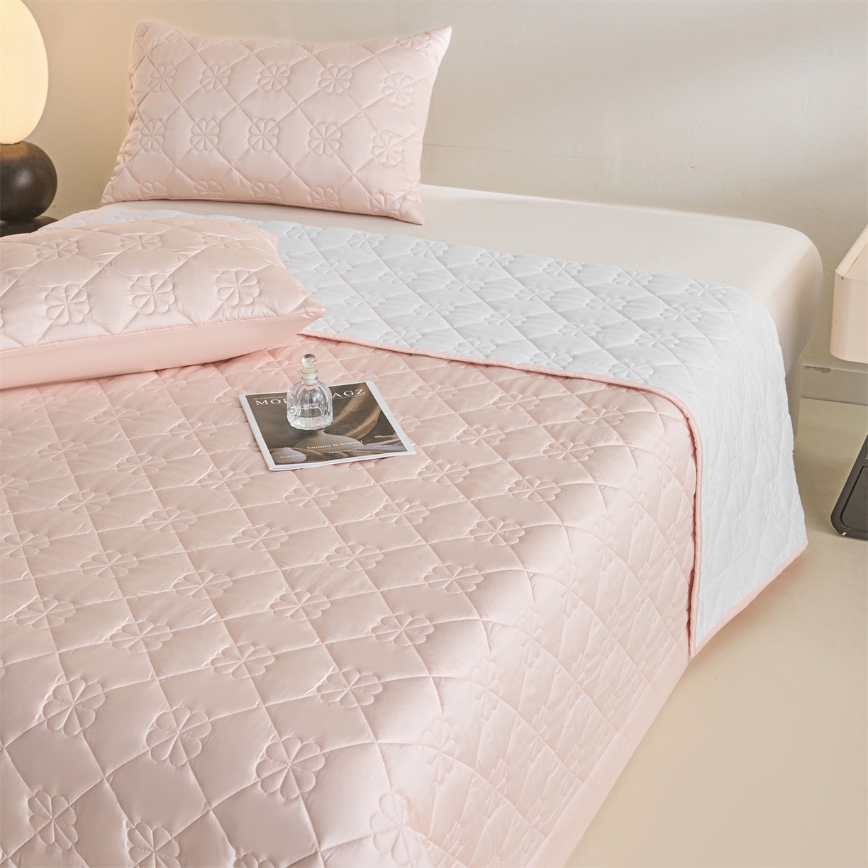 91家纺网 家纺一手货源 找家纺 DC 2026新款莱赛尔天丝夹棉花朵绗缝单品床盖 素粉