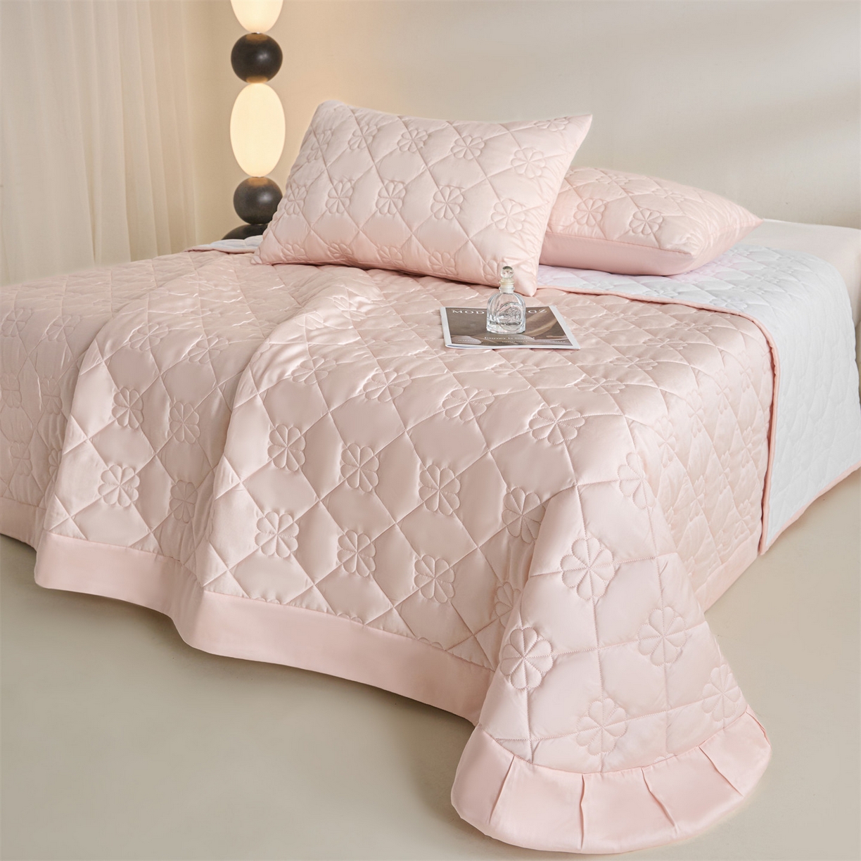 91家纺网 家纺一手货源 找家纺 DC 2026新款莱赛尔天丝夹棉花朵绗缝单品床盖 素粉