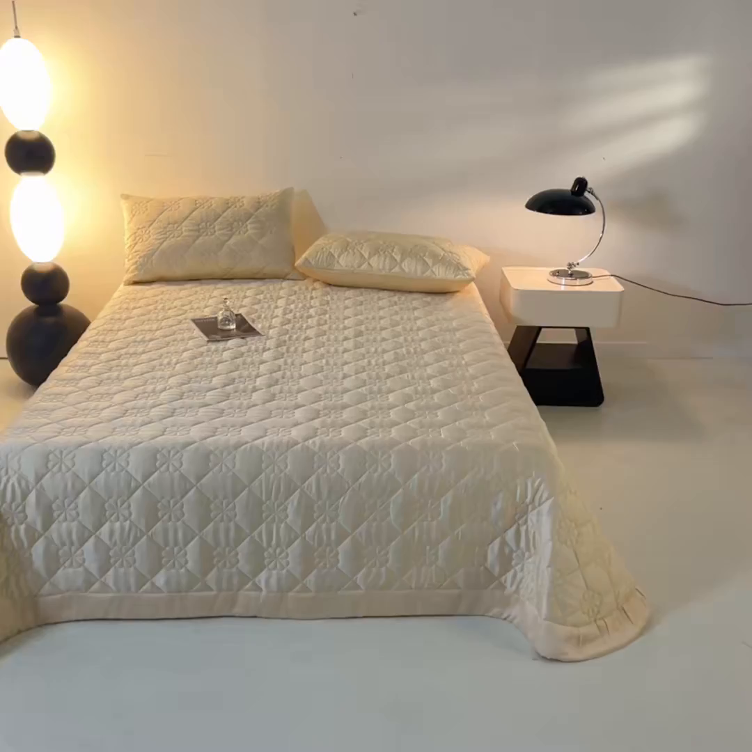 91家纺网 家纺一手货源 找家纺 DC 2026新款莱赛尔天丝夹棉花朵绗缝单品床盖 杏白