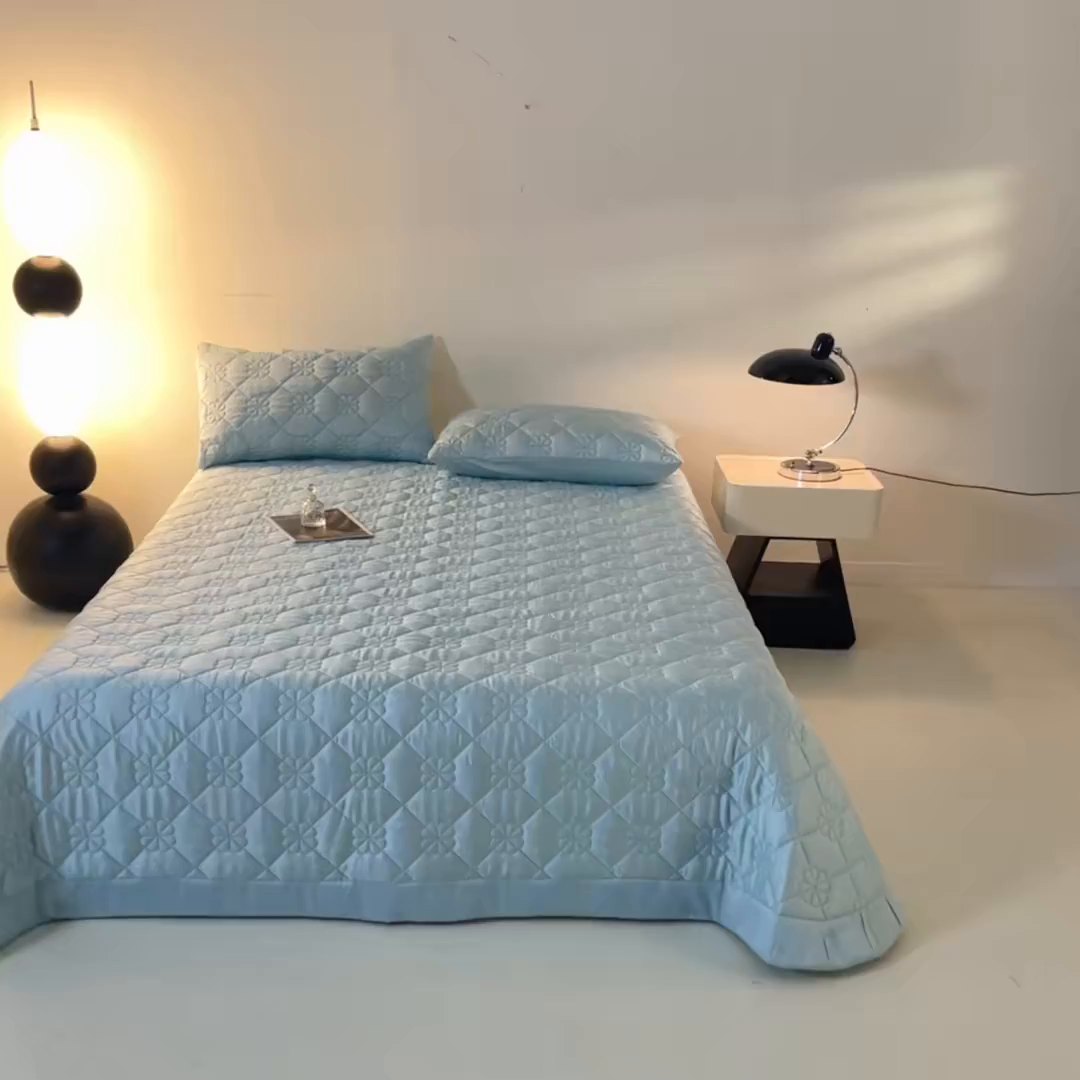 91家纺网 家纺一手货源 找家纺 DC 2026新款莱赛尔天丝夹棉花朵绗缝单品床盖 淡海蓝