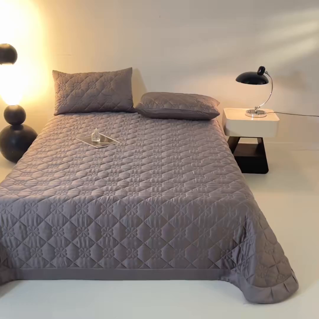 91家纺网 家纺一手货源 找家纺 DC 2026新款莱赛尔天丝夹棉花朵绗缝单品床盖 经典灰