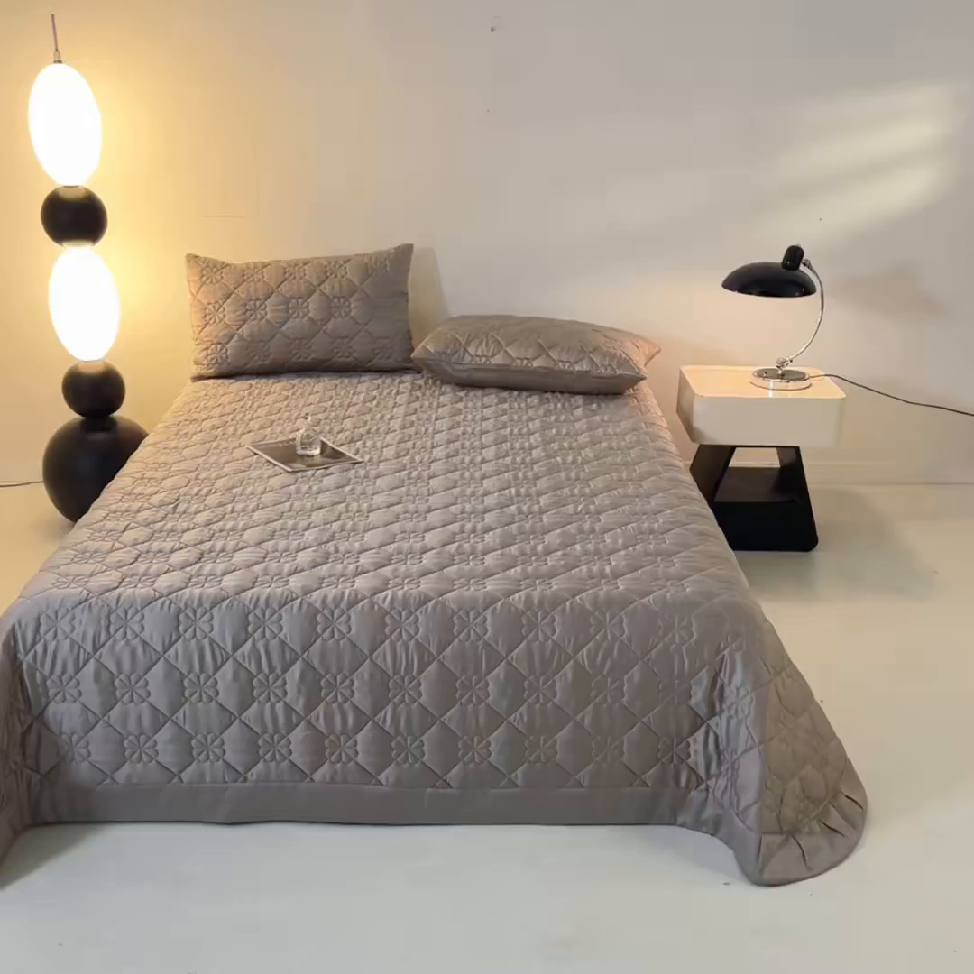 91家纺网 家纺一手货源 找家纺 DC 2026新款莱赛尔天丝夹棉花朵绗缝单品床盖 椰子灰