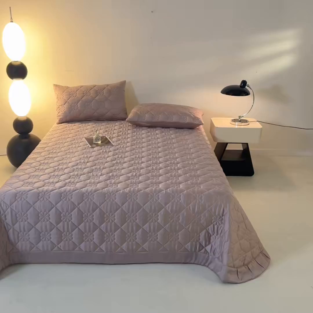 91家纺网 家纺一手货源 找家纺 DC 2026新款莱赛尔天丝夹棉花朵绗缝单品床盖 水雾紫