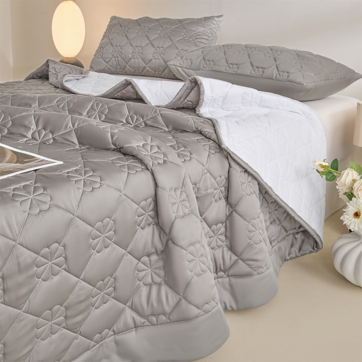 91家纺网 家纺一手货源 找家纺 DC 2026新款莱赛尔天丝夹棉花朵绗缝单品床盖 经典灰