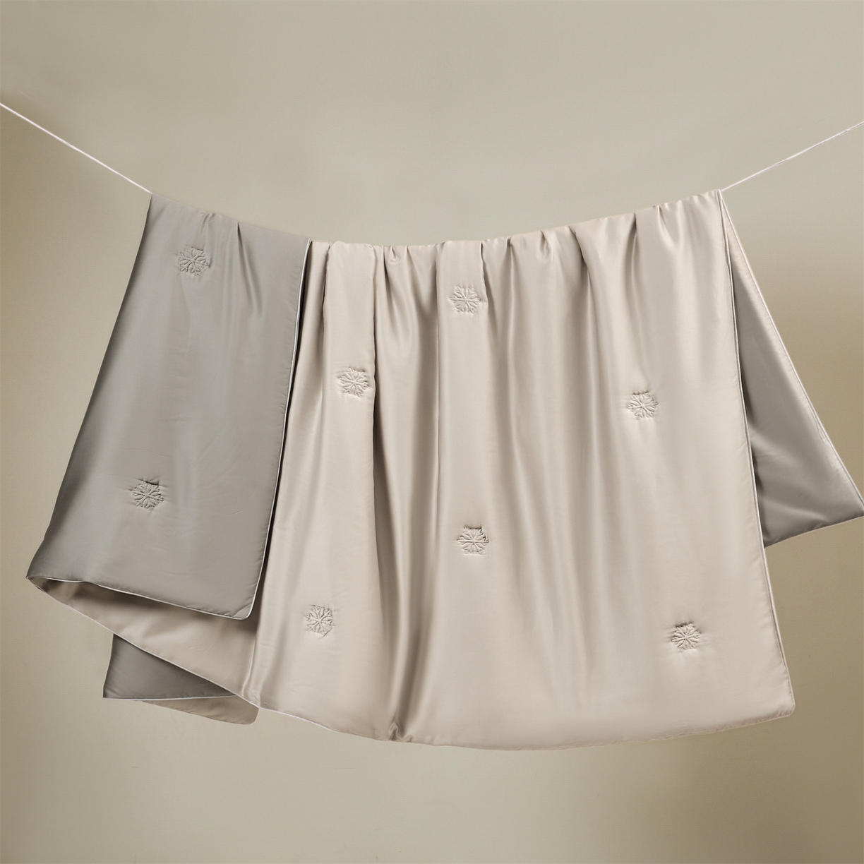 91家纺网 家纺一手货源 找家纺 无界 2026新款水洗真丝夏被-麻绳雪花绗缝-伊芙琳 伊芙琳 浅茶+冰川灰