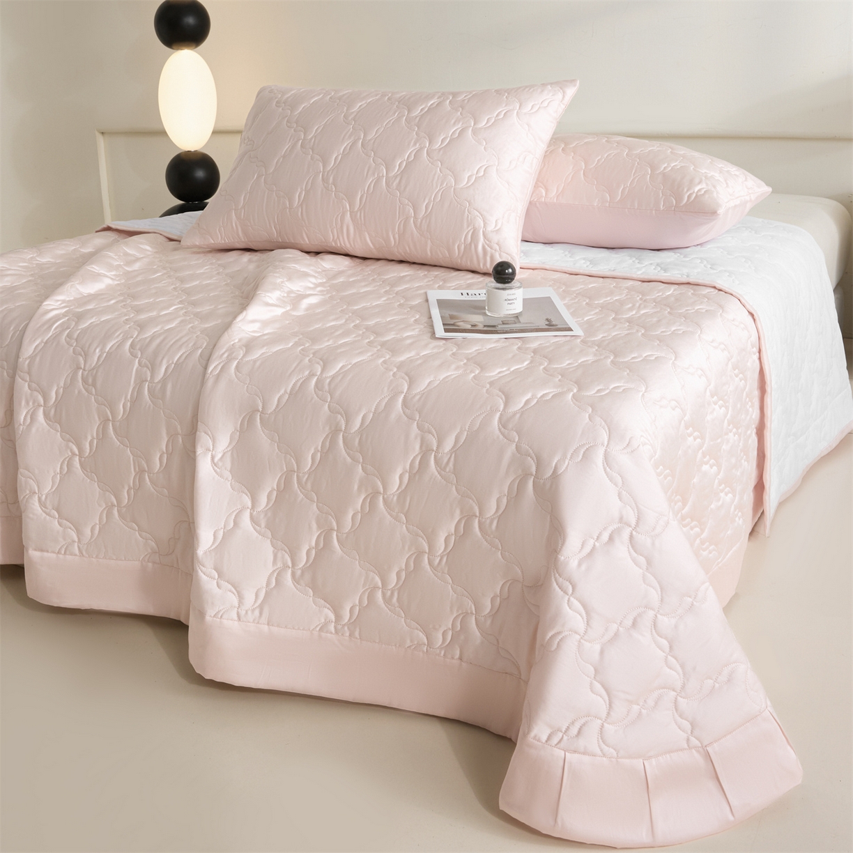 91家纺网 家纺一手货源 找家纺 DC 2026新款莱赛尔天丝夹棉螺旋方格绗缝单品床盖 冰雾粉