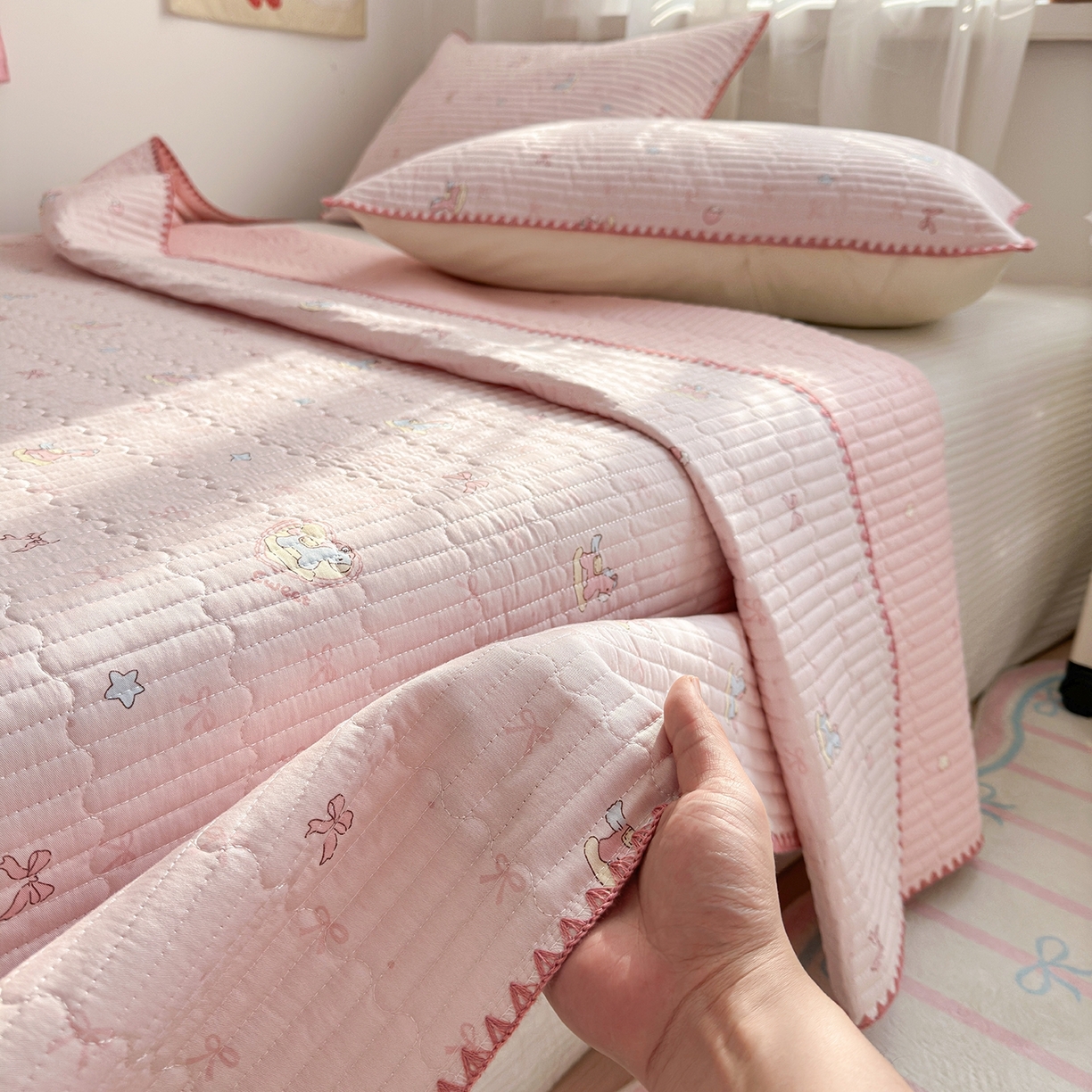 91家纺网 家纺一手货源 找家纺 妮可 2026新款贝壳边双面全棉床盖四件套 浪漫满屋