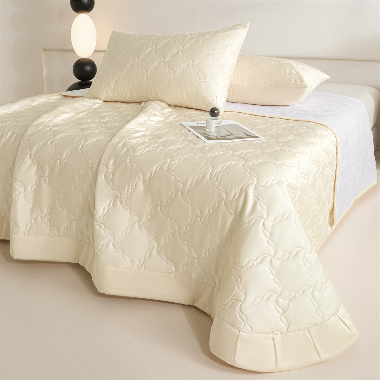 91家纺网 家纺一手货源 找家纺 DC 2026新款莱赛尔天丝夹棉螺旋方格绗缝单品床盖 元气白桃