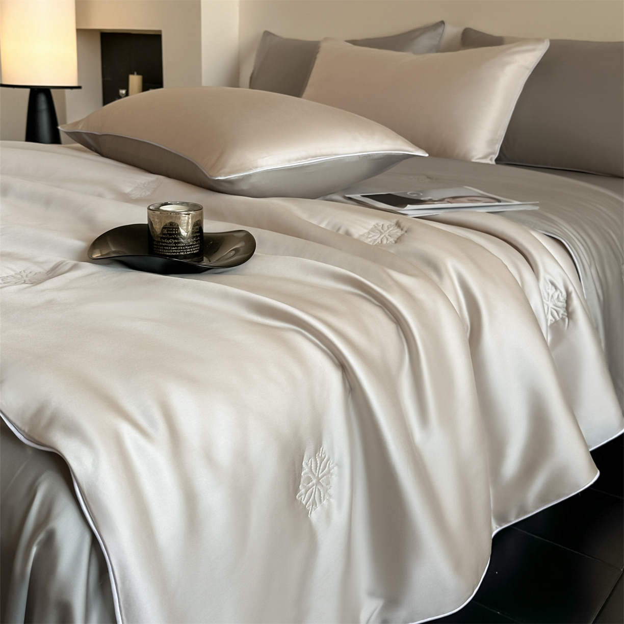 91家纺网 家纺一手货源 找家纺 无界 2026新款水洗真丝夏被-麻绳雪花绗缝-伊芙琳 伊芙琳 浅茶+冰川灰