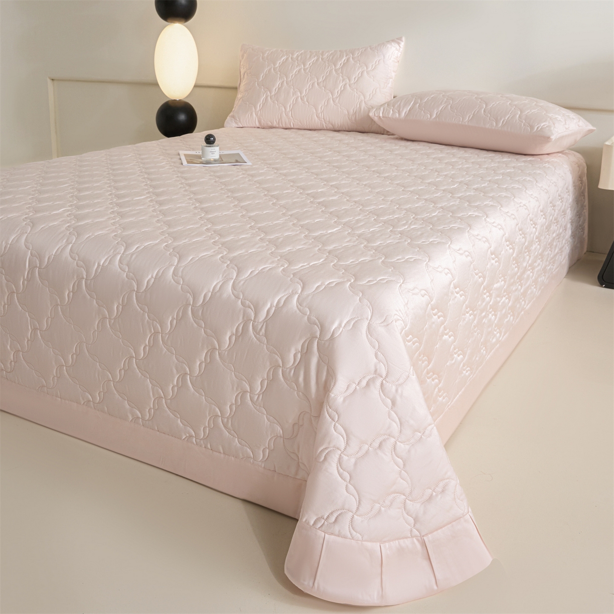 91家纺网 家纺一手货源 找家纺 DC 2026新款莱赛尔天丝夹棉螺旋方格绗缝单品床盖 冰雾粉