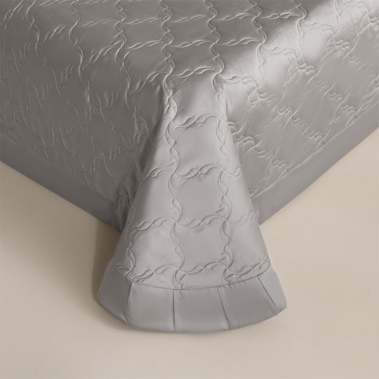 91家纺网 家纺一手货源 找家纺 DC 2026新款莱赛尔天丝夹棉螺旋方格绗缝单品床盖 经典灰