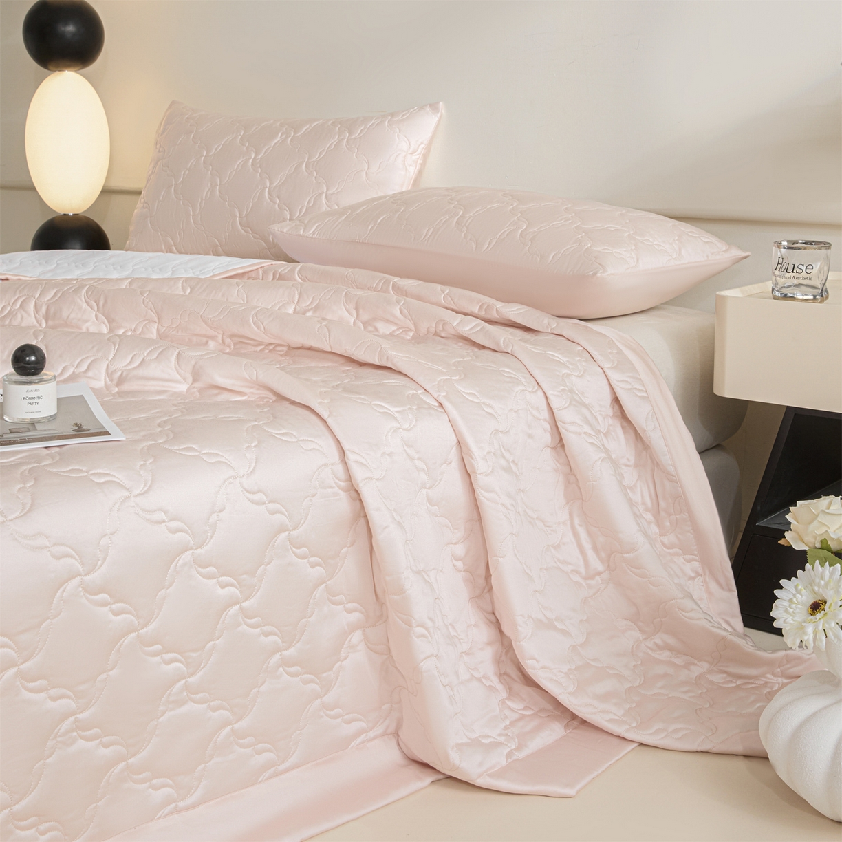 91家纺网 家纺一手货源 找家纺 DC 2026新款莱赛尔天丝夹棉螺旋方格绗缝单品床盖 冰雾粉