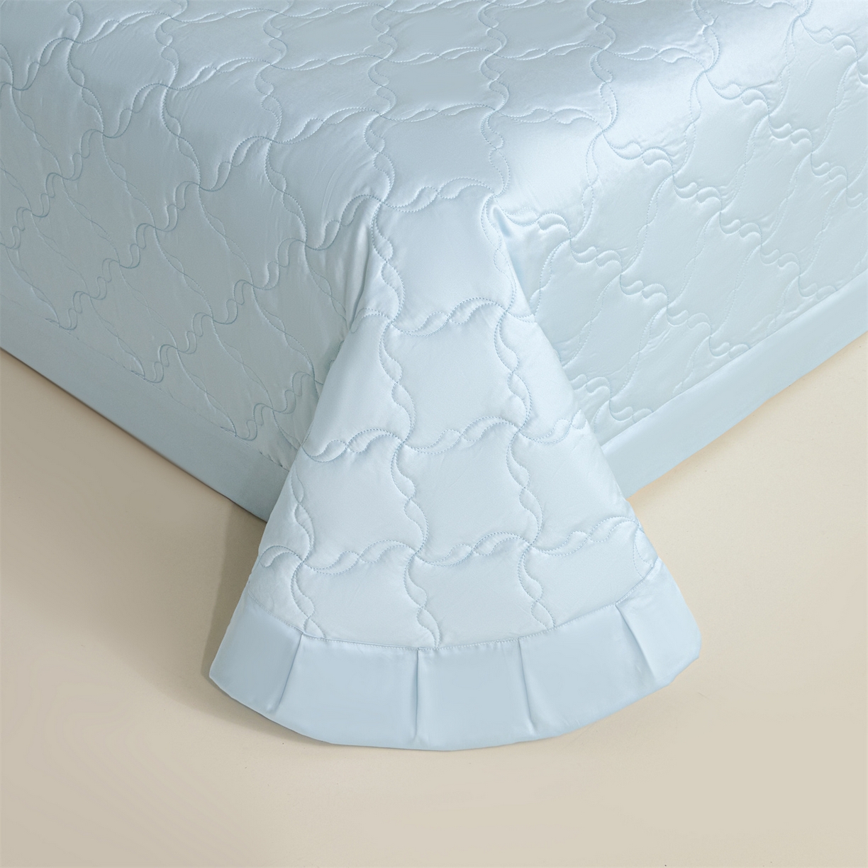 91家纺网 家纺一手货源 找家纺 DC 2026新款莱赛尔天丝夹棉螺旋方格绗缝单品床盖 淡海蓝