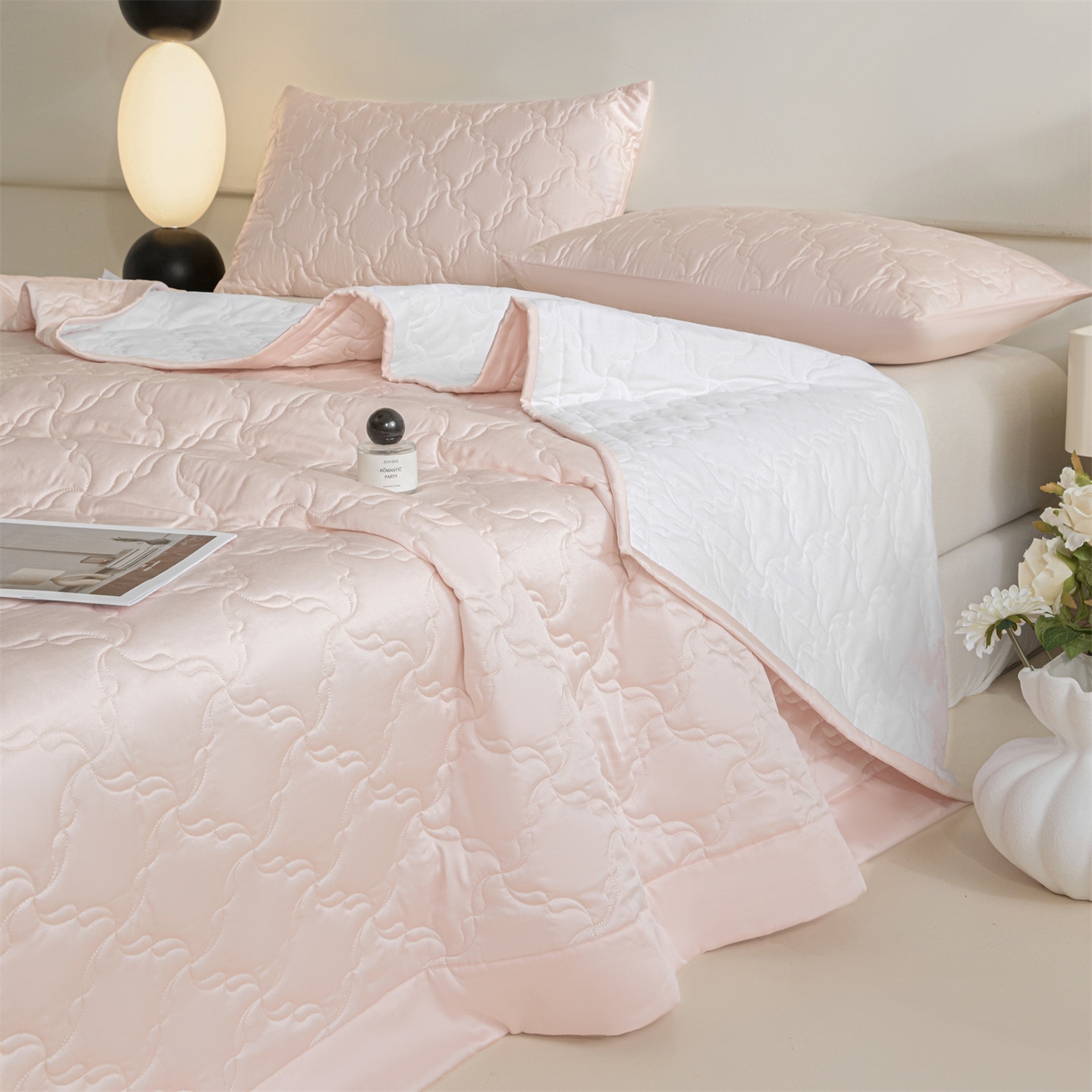 91家纺网 家纺一手货源 找家纺 DC 2026新款莱赛尔天丝夹棉螺旋方格绗缝单品床盖 冰雾粉