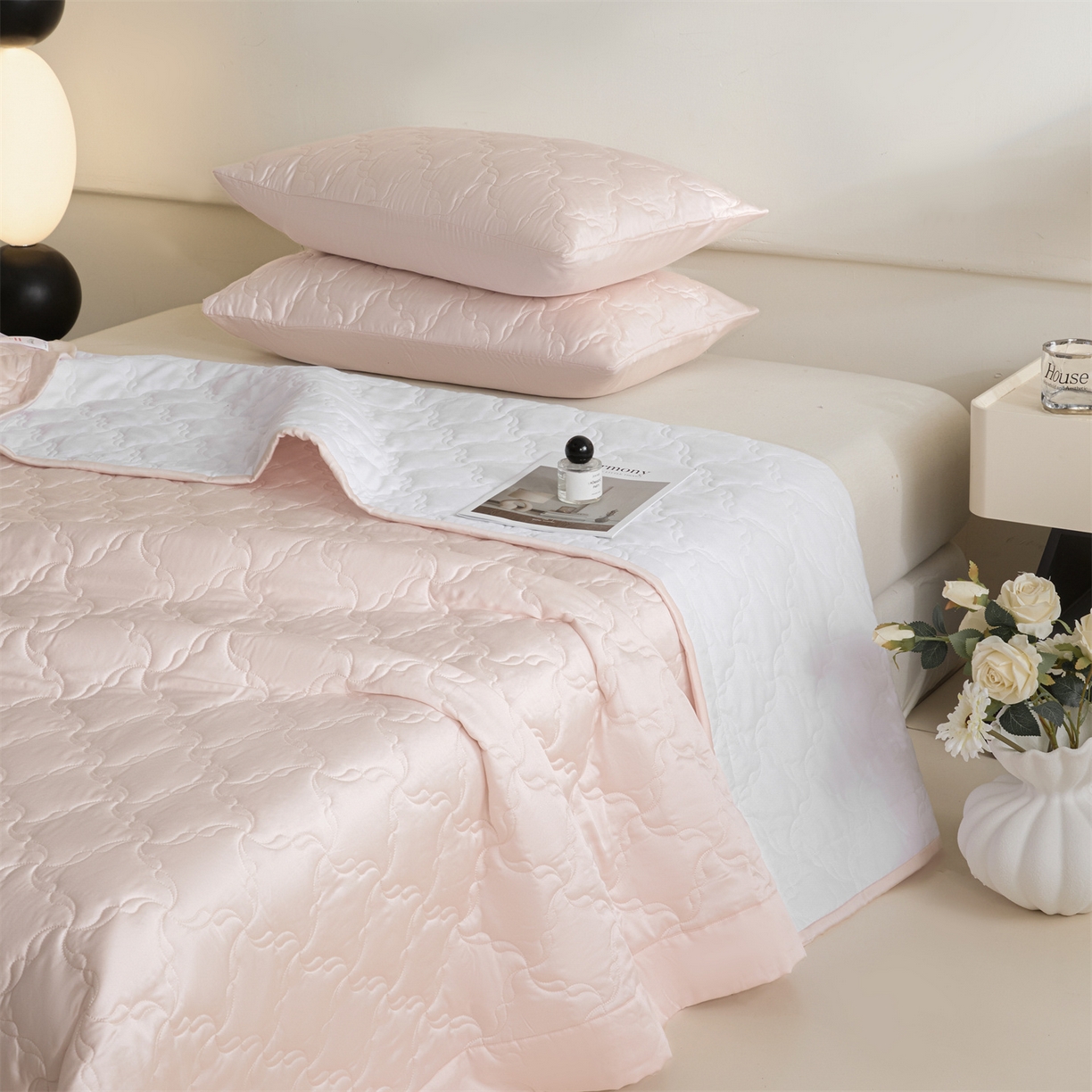 91家纺网 家纺一手货源 找家纺 DC 2026新款莱赛尔天丝夹棉螺旋方格绗缝单品床盖 冰雾粉