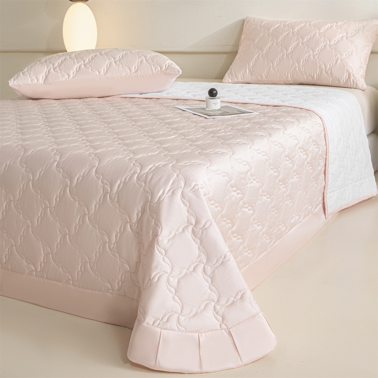 91家纺网 家纺一手货源 找家纺 DC 2026新款莱赛尔天丝夹棉螺旋方格绗缝单品床盖 冰雾粉