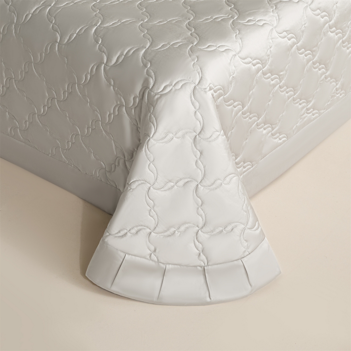 91家纺网 家纺一手货源 找家纺 DC 2026新款莱赛尔天丝夹棉螺旋方格绗缝单品床盖 椰子灰