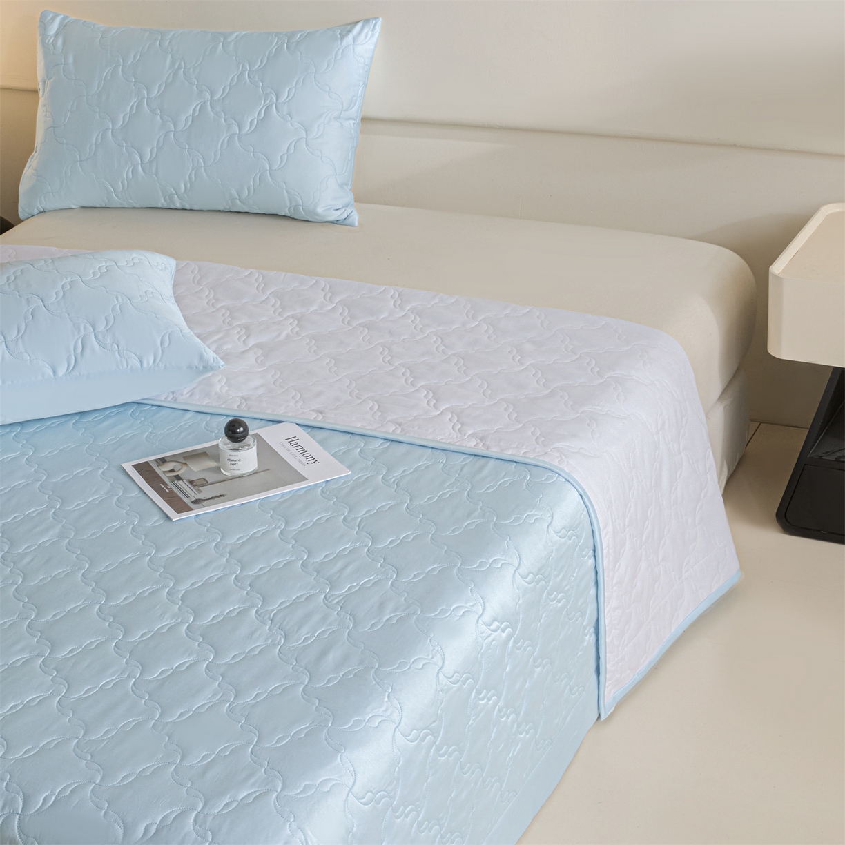 91家纺网 家纺一手货源 找家纺 DC 2026新款莱赛尔天丝夹棉螺旋方格绗缝单品床盖 淡海蓝