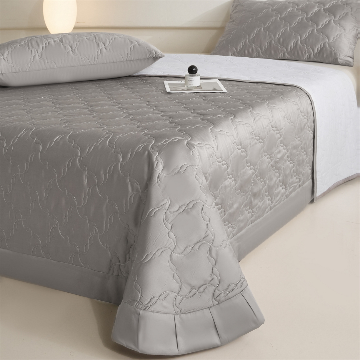 91家纺网 家纺一手货源 找家纺 DC 2026新款莱赛尔天丝夹棉螺旋方格绗缝单品床盖 经典灰