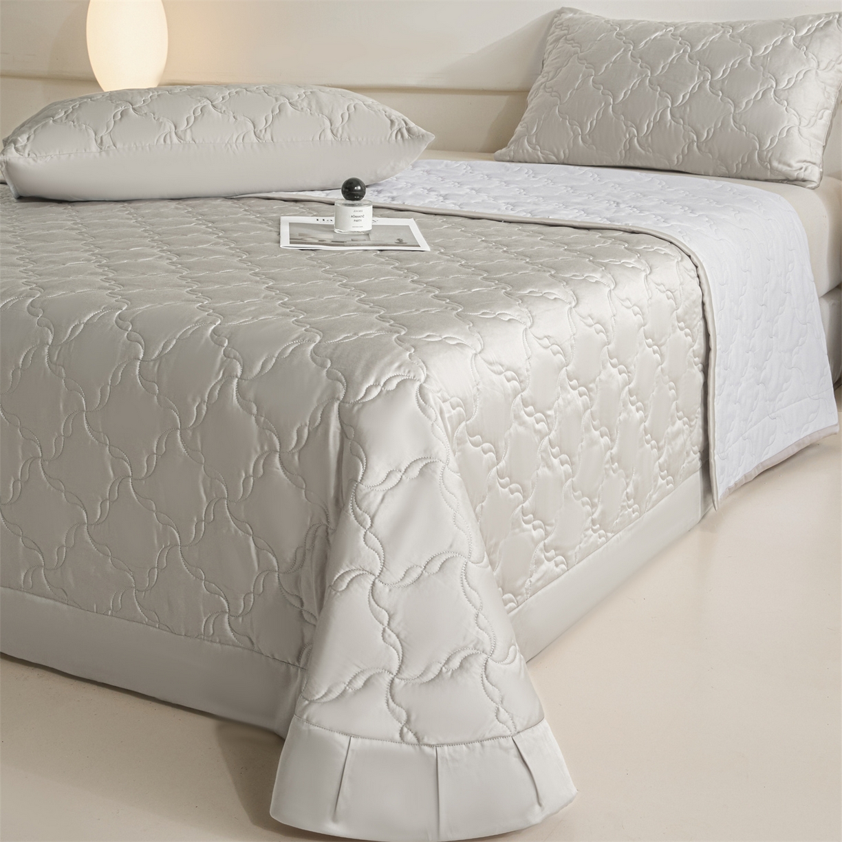 91家纺网 家纺一手货源 找家纺 DC 2026新款莱赛尔天丝夹棉螺旋方格绗缝单品床盖 椰子灰