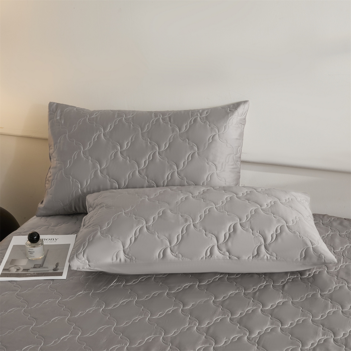 91家纺网 家纺一手货源 找家纺 DC 2026新款莱赛尔天丝夹棉螺旋方格绗缝单品床盖 经典灰