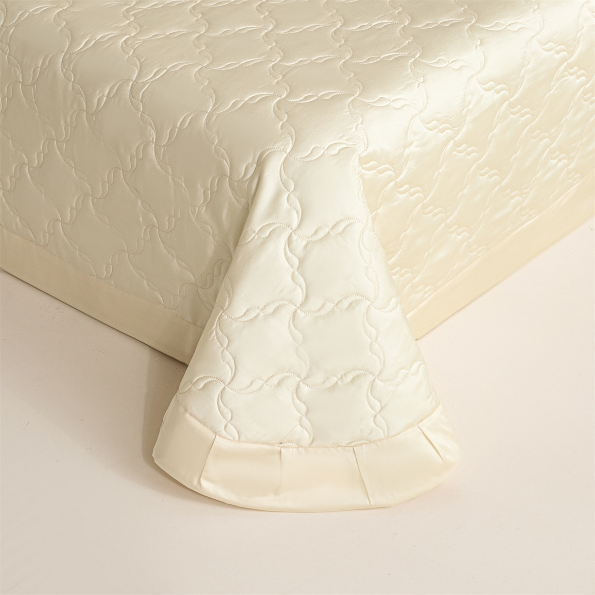 91家纺网 家纺一手货源 找家纺 DC 2026新款莱赛尔天丝夹棉螺旋方格绗缝单品床盖 元气白桃