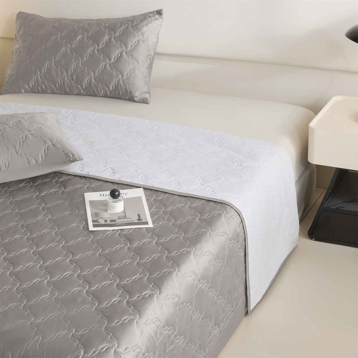 91家纺网 家纺一手货源 找家纺 DC 2026新款莱赛尔天丝夹棉螺旋方格绗缝单品床盖 经典灰