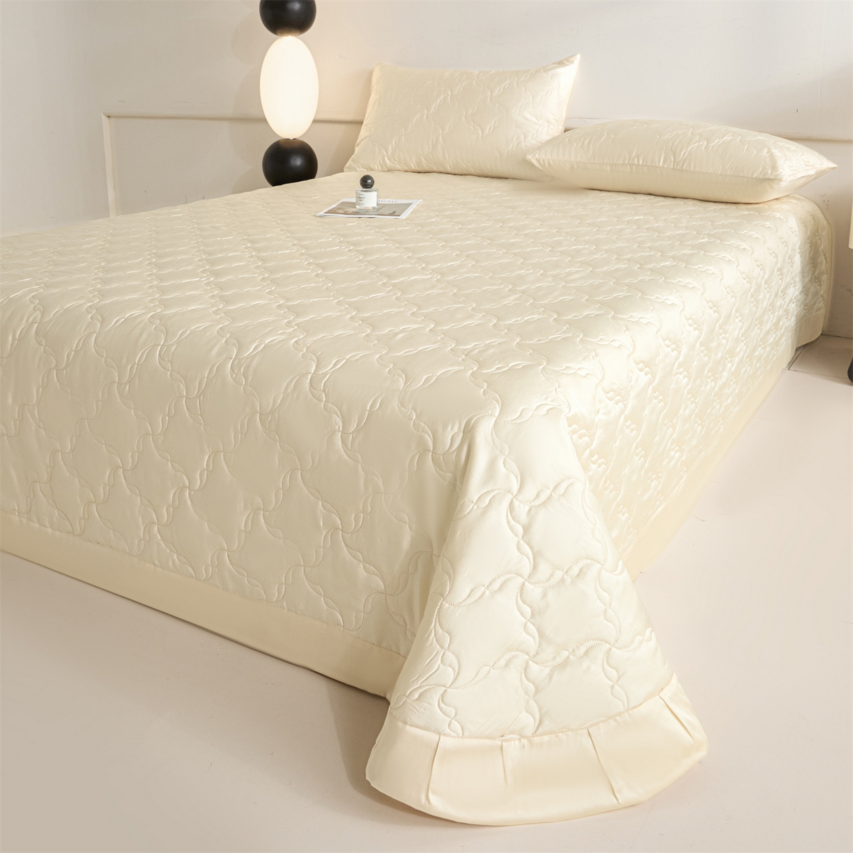 91家纺网 家纺一手货源 找家纺 DC 2026新款莱赛尔天丝夹棉螺旋方格绗缝单品床盖 元气白桃