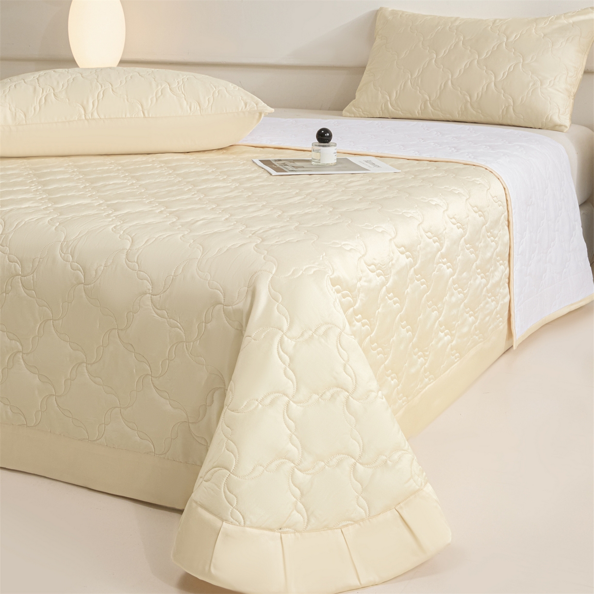 91家纺网 家纺一手货源 找家纺 DC 2026新款莱赛尔天丝夹棉螺旋方格绗缝单品床盖 元气白桃