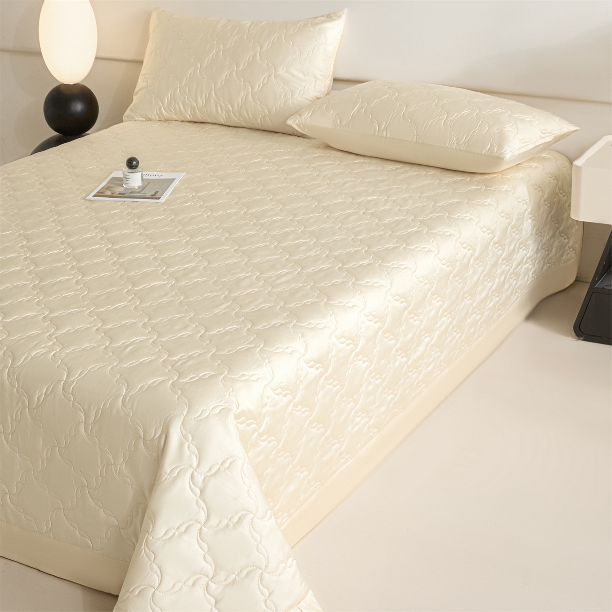 91家纺网 家纺一手货源 找家纺 DC 2026新款莱赛尔天丝夹棉螺旋方格绗缝单品床盖 元气白桃