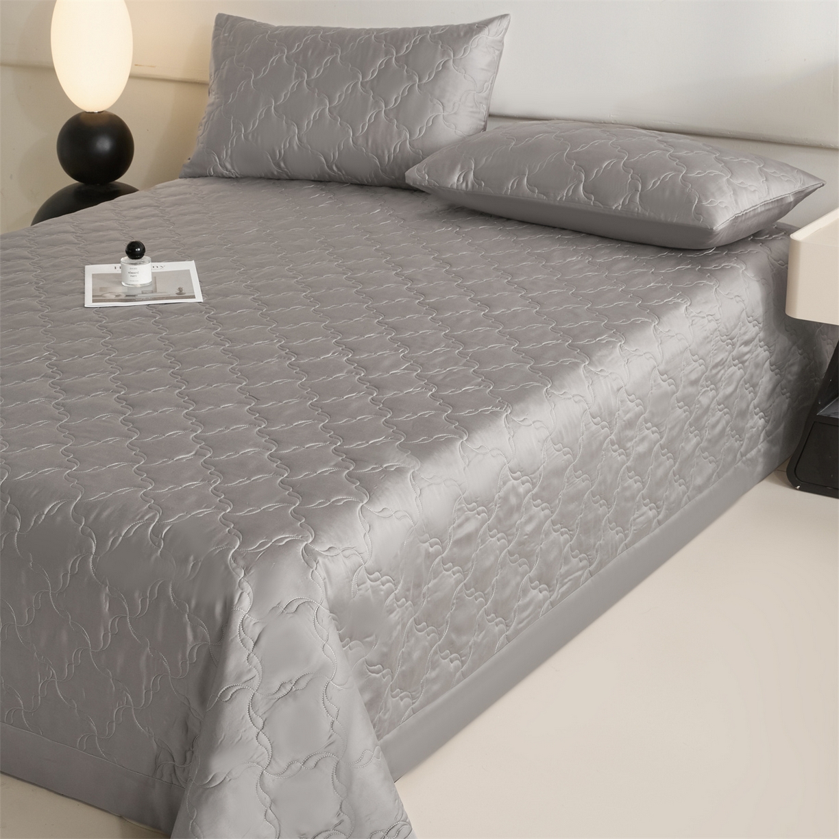 91家纺网 家纺一手货源 找家纺 DC 2026新款莱赛尔天丝夹棉螺旋方格绗缝单品床盖 经典灰