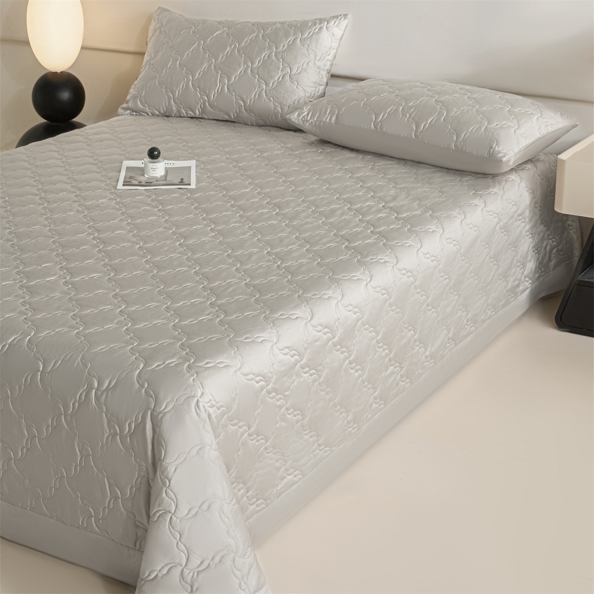 91家纺网 家纺一手货源 找家纺 DC 2026新款莱赛尔天丝夹棉螺旋方格绗缝单品床盖 椰子灰