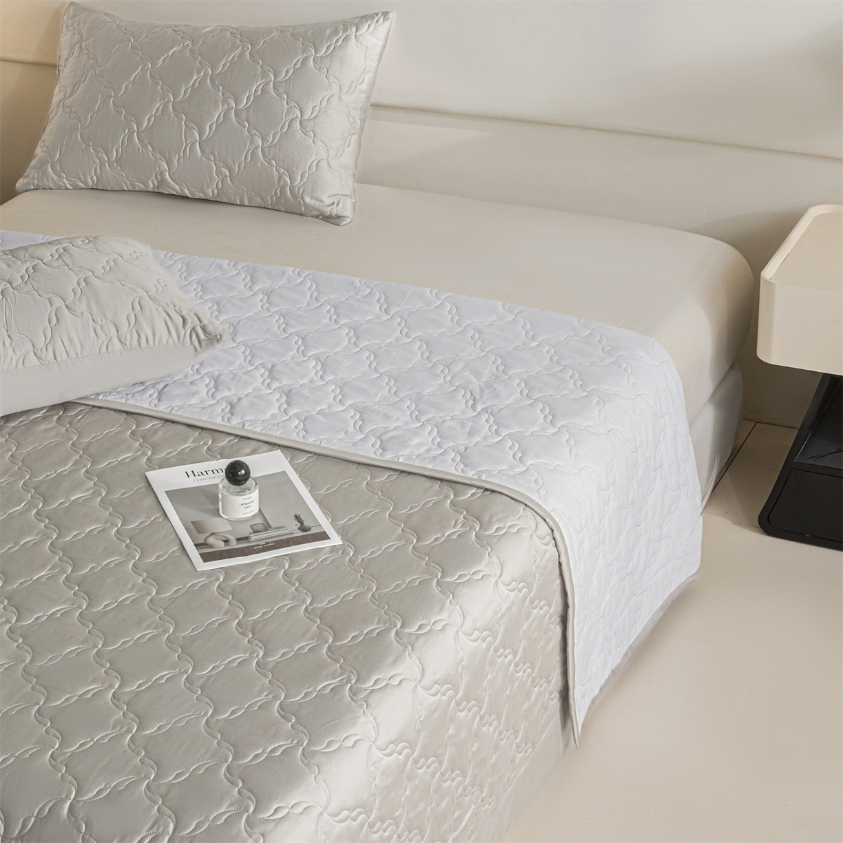 91家纺网 家纺一手货源 找家纺 DC 2026新款莱赛尔天丝夹棉螺旋方格绗缝单品床盖 椰子灰