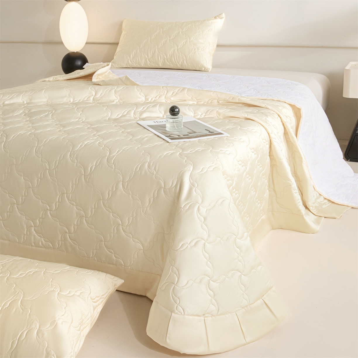 91家纺网 家纺一手货源 找家纺 DC 2026新款莱赛尔天丝夹棉螺旋方格绗缝单品床盖 元气白桃