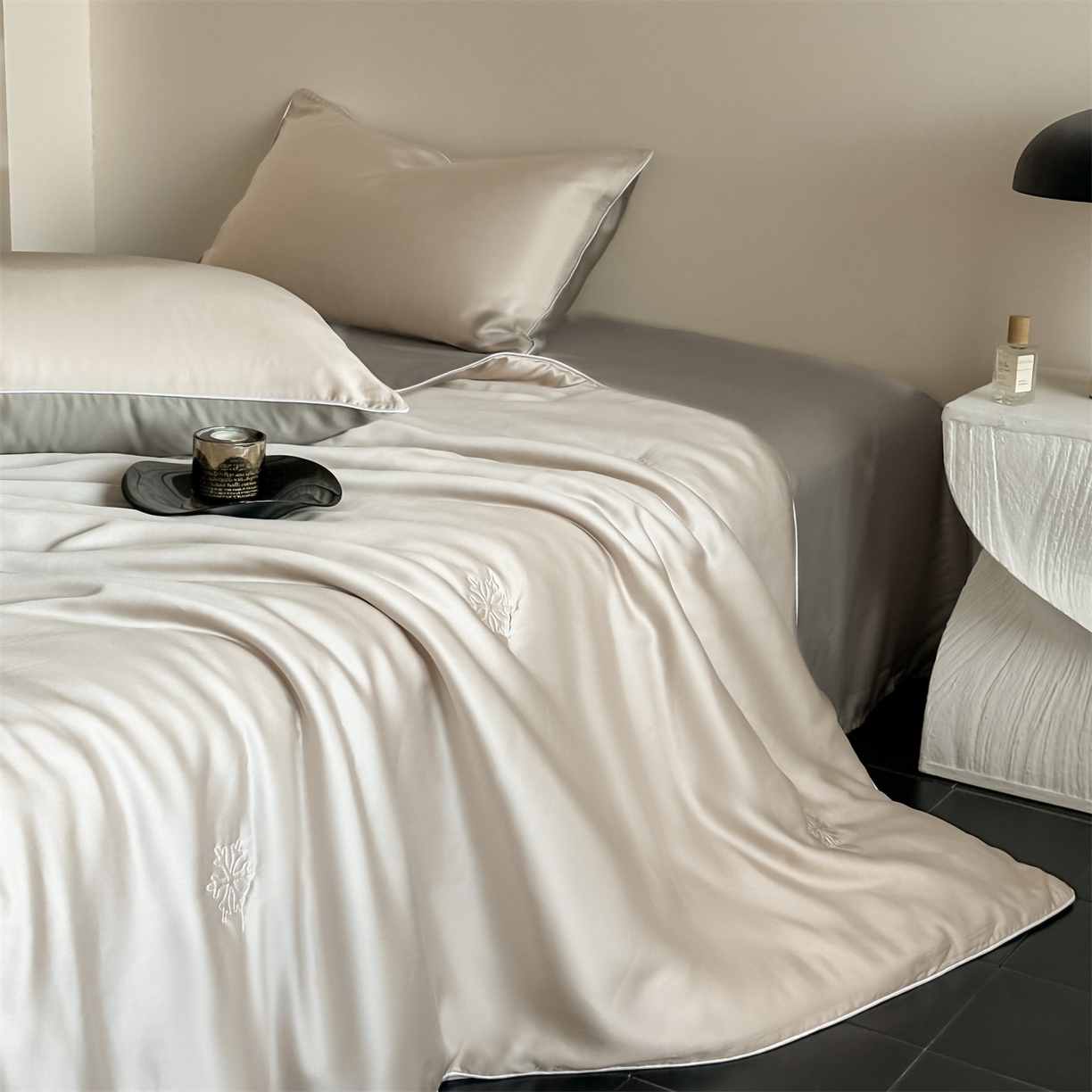 91家纺网 家纺一手货源 找家纺 无界 2026新款水洗真丝夏被-麻绳雪花绗缝-伊芙琳 伊芙琳 浅茶+冰川灰