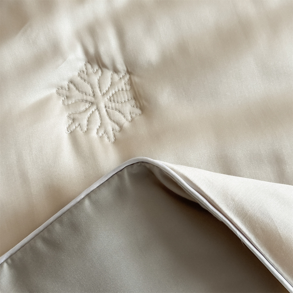 91家纺网 家纺一手货源 找家纺 无界 2026新款水洗真丝夏被-麻绳雪花绗缝-伊芙琳 伊芙琳 浅茶+冰川灰