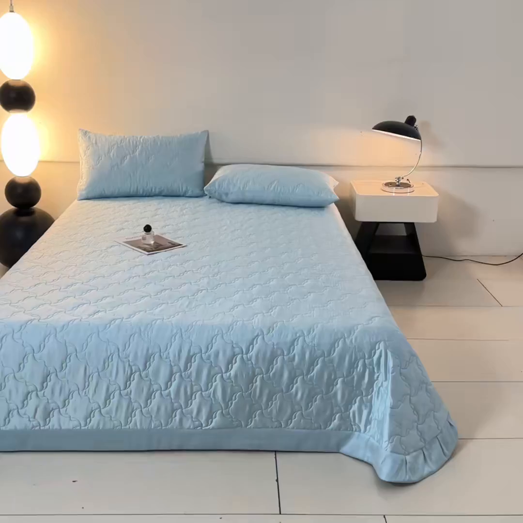 91家纺网 家纺一手货源 找家纺 DC 2026新款莱赛尔天丝夹棉螺旋方格绗缝单品床盖 淡海蓝