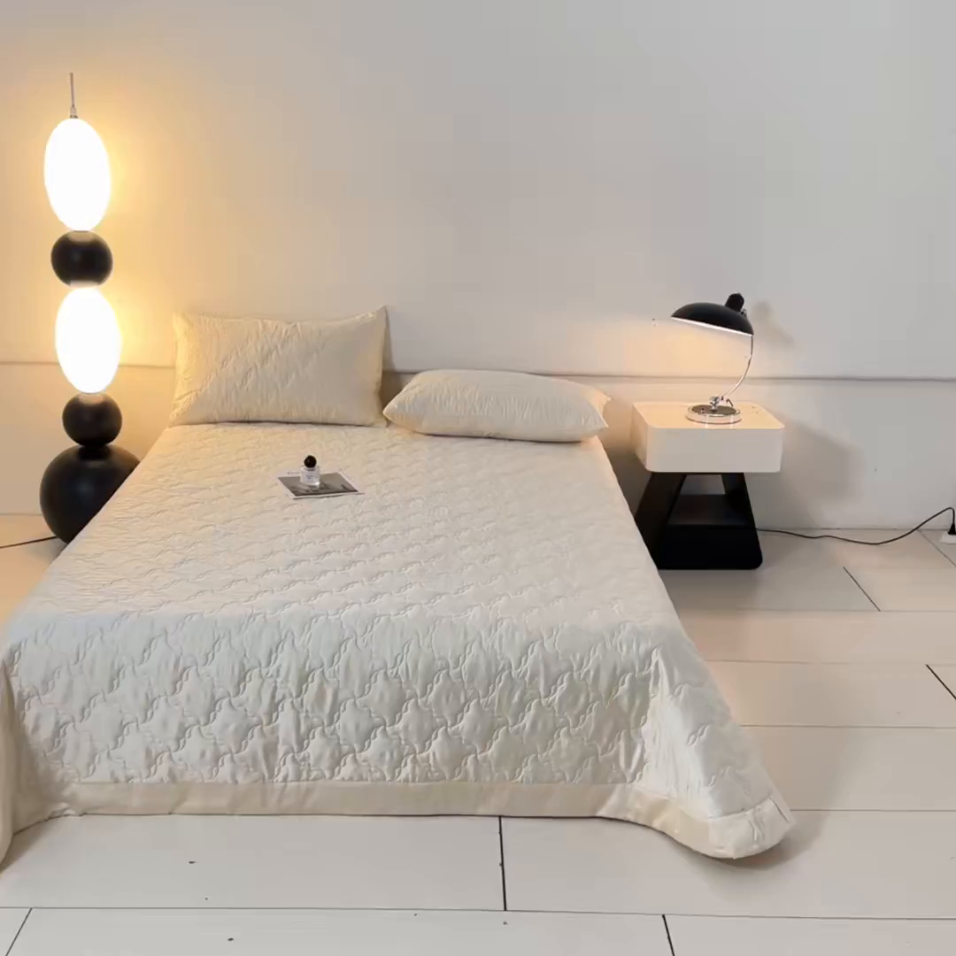 91家纺网 家纺一手货源 找家纺 DC 2026新款莱赛尔天丝夹棉螺旋方格绗缝单品床盖 元气白桃